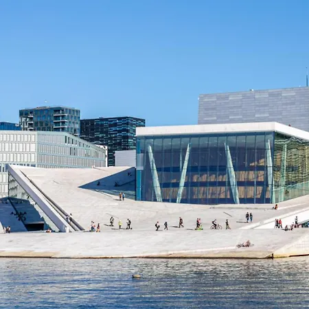 In The City Center! Проживание в семье